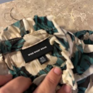 Woman’s xs sleeveless blouse with flower details